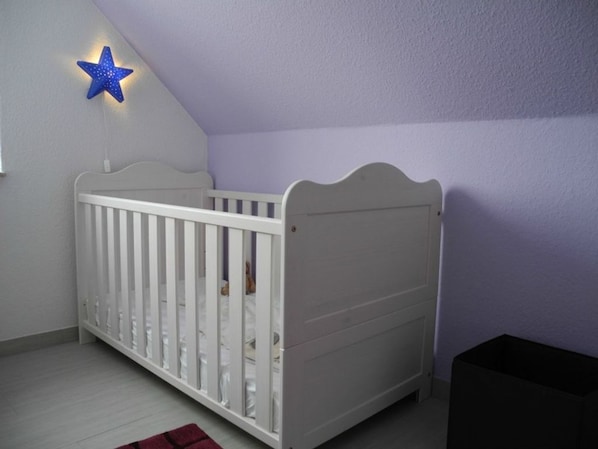 2 bedrooms, desk, WiFi