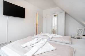 3 bedrooms, desk, WiFi