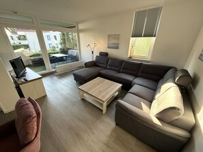 TV, DVD player, stereo - Christel Zwischenahn - Gemütliche Ferienwohnung in Bad Zwischenahn (Bad Zwischenahn)