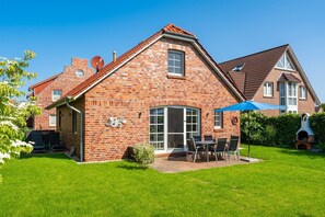 Outdoor dining - An den Zwillingsmühlen - High-quality vacation home with garden in a central location (Krummhörn)