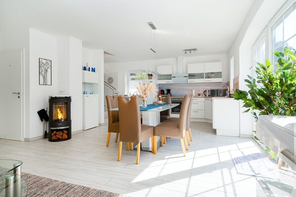 Fridge, microwave, oven, stovetop - An den Zwillingsmühlen - High-quality vacation home with garden in a central location (Krummhörn)