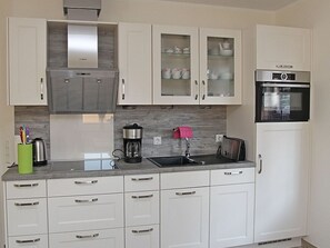 Een koelkast, een microgolfoven, een oven, een kookplaat