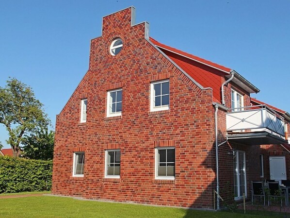 Unclassified image, 1 of 12, button