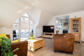 Televisie, een dvd-speler en een stereo