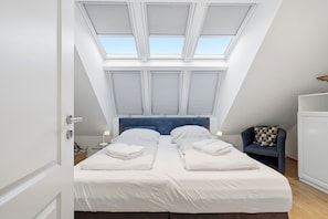 3 bedrooms, desk, iron/ironing board, WiFi