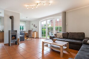 Televisión, chimenea y estéreo 