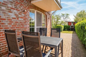 Outdoor dining - Marie Christin - Holiday apartment (75sqm) for 4 persons and dog with terrace in (Krummhörn)