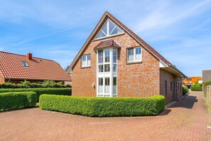 Exterior - Marie Christin - Holiday apartment (75sqm) for 4 persons and dog with terrace in (Krummhörn)
