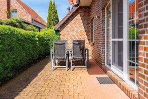 Outdoor dining - Marie Christin - Holiday apartment (75sqm) for 4 persons and dog with terrace in (Krummhörn)