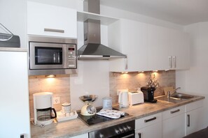 Fridge, microwave, oven, stovetop - Deichbude - The "Deichbude" centrally located in Greetsiel! (Krummhörn)