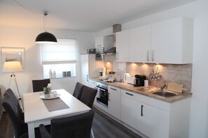 Fridge, microwave, oven, stovetop - Deichbude - The "Deichbude" centrally located in Greetsiel! (Krummhörn)