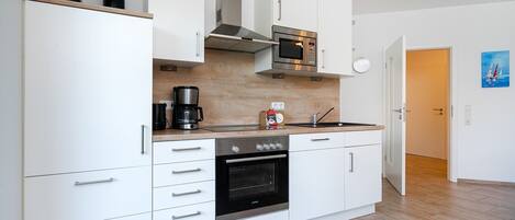 Jääkaappi, mikroaaltouuni, uuni, liesi