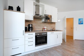 Kühlschrank, Mikrowelle, Ofen, Herdplatte