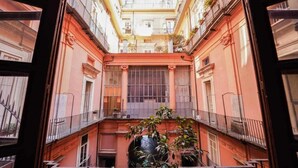 A narrow courtyard with balconies and a central open space. - Neapolitan House - Culture Apartament (Napoli)