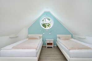 2 bedrooms, iron/ironing board, WiFi