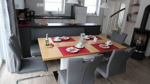 A modern kitchen with a dining area. - Fiete - Beautiful vacation home directly in the village center! (Krummhörn)