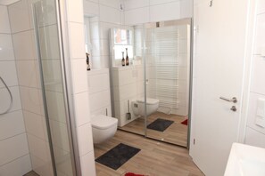 Douche, sĂšche-cheveux