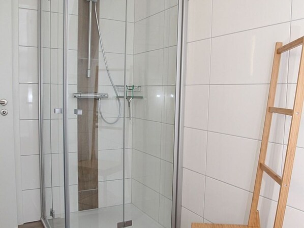 A glass-enclosed shower area with a wooden ladder leaning against the wall. - Fiete - Beautiful vacation home right in the heart of the village! (Krummhörn)