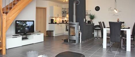 Tv, eldstad, dvd-spelare och en stereo