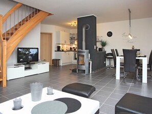 Tv, eldstad, dvd-spelare och en stereo