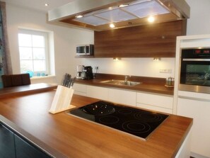 Frigorífico, microondas, horno y placa de cocina