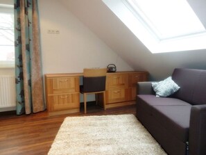 Télévision, cheminée, lecteur de DVD, chaîne hi-fi