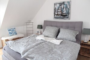 2 bedrooms, iron/ironing board, WiFi