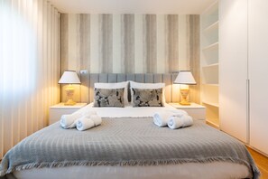 2 slaapkamers, een bureau, een strijkplank/strijkijzer, reisbedje