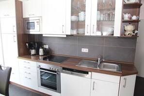 Fridge, microwave, oven, stovetop - Friesenrose - Cozy vacation apartment near the twin mills (Krummhörn)