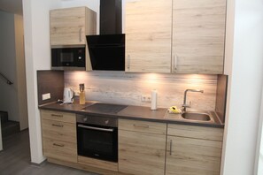 Frigorífico, microondas, horno y placa de cocina