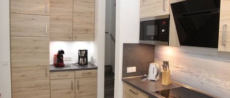 Frigorifero, microonde, forno, piano cottura