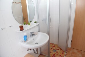 Shower, hair dryer - Biene - Cozy, newly renovated vacation apartment for 3 people (Krummhörn)