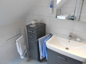 Shower, hair dryer - Kolibri - Beautiful upper floor apartment (80sqm) for 4 persons with balcony and sep. (Krummhörn)