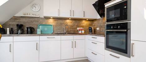 Køleskab, mikrobølgeovn, ovn, kogeplade