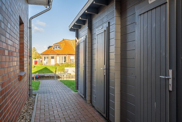 Unclassified image, 1 of 25, button