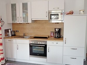 Een koelkast, een microgolfoven, een oven, een kookplaat