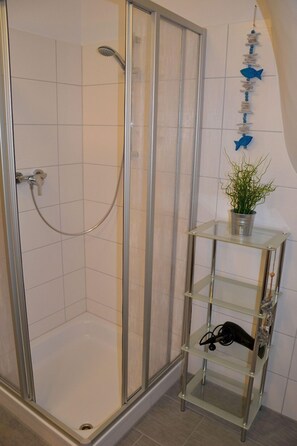 Douche, sèche-cheveux