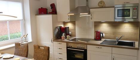 Kjøleskap, mikrobølgeovn, ovn og kokeplater