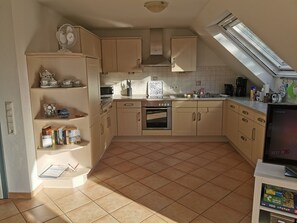 Frigorifero, microonde, forno, piano cottura