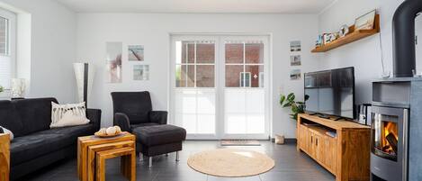 TV, fireplace, stereo