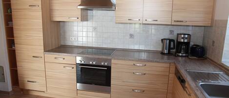 Coffee/tea maker, fridge, microwave, oven