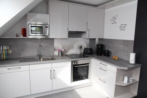 Kjøleskap, mikrobølgeovn, ovn og kokeplater