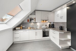 Fridge, microwave, oven, stovetop - Pusteblume - Modern 75sqm apartment for 4 people with fireplace & balcony in (Krummhörn)