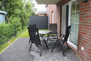 Outdoor dining - Heimathaven - New first floor apartment (70sqm) with terrace for 4 persons centrally located (Krummhörn)