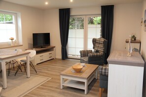 TV - Heimathaven - New first floor apartment (70sqm) with terrace for 4 persons centrally located (Krummhörn)