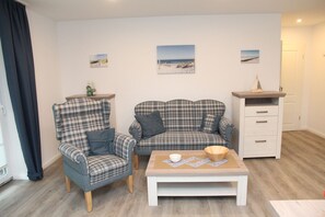 TV - Heimathaven - New first floor apartment (70sqm) with terrace for 4 persons centrally located (Krummhörn)