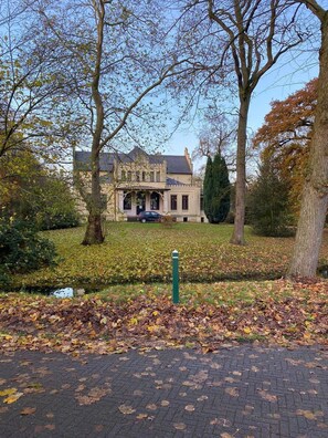 Exterior - Loppi Hus - High-quality vacation home in direct canal location (Hinte)