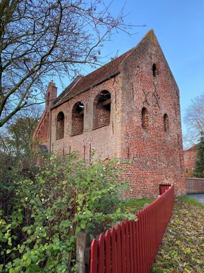 Unclassified image, 4 of 39, button