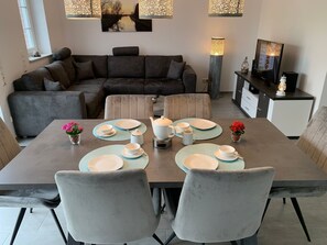 Dining - Loppi Hus - High-quality vacation home in direct canal location (Hinte)