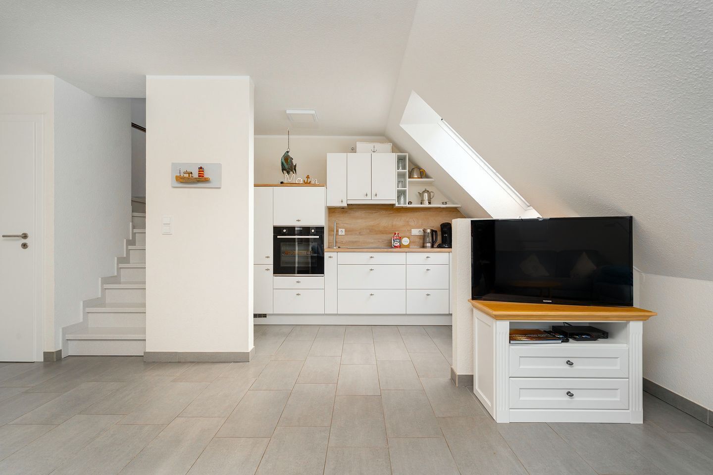 Wasserkocher mit Kaffee-/Teezubehör, Kühlschrank, Mikrowelle, Ofen